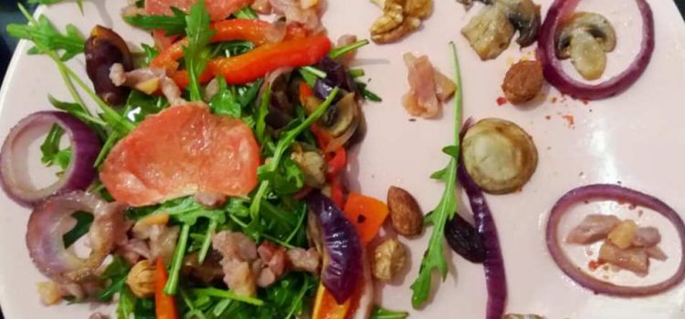 Power salad cu ton, ciuperci, rucolla și grepfruit