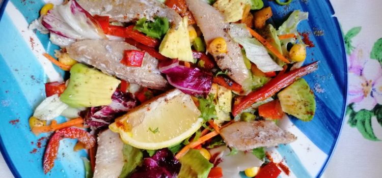Salată cu hering, avocado și mix de legume