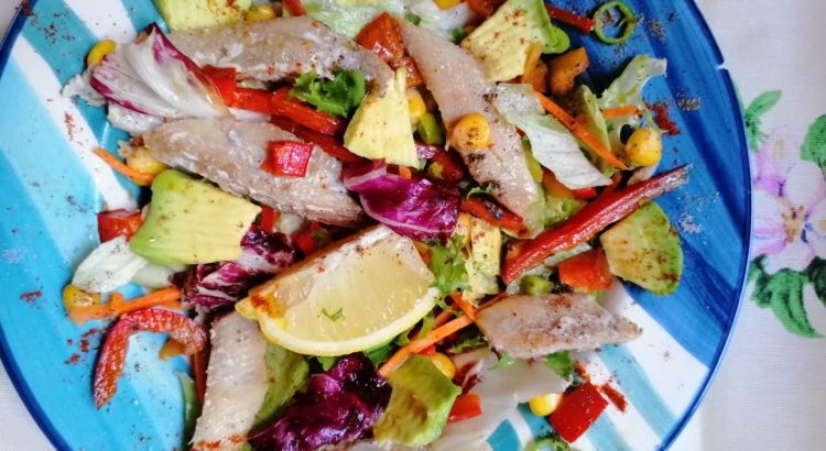 Salată cu hering, avocado și mix de legume