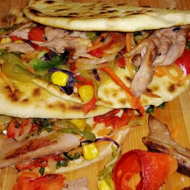 Tortilla de casă rapidă cu pui și legume