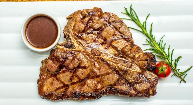 Red Angus Steakhouse și-a lansat divizia de livrări prin care poți comanda nu doar mâncare, cât și vinuri și alte băuturi