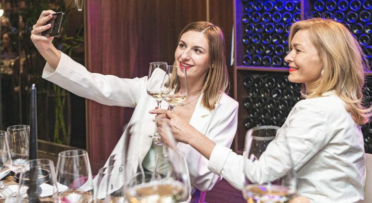 White Queen, Chardonnay, Crama Ferdi – un start perfect pentru o cină romantică sau o ocazie specială