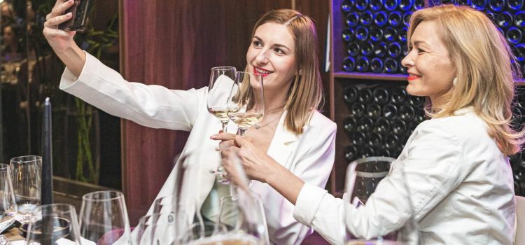 White Queen, Chardonnay, Crama Ferdi – un start perfect pentru o cină romantică sau o ocazie specială