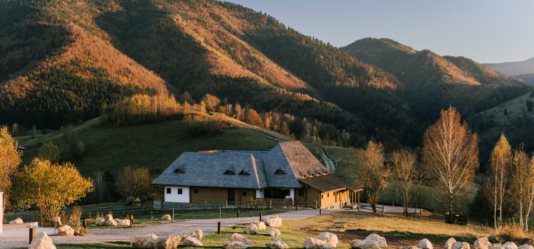 MATCA Transylvanian Sanctuary – boutique hotel cu două case tradiționale transilvănene s-a deschis în Parcul Natural Bucegi